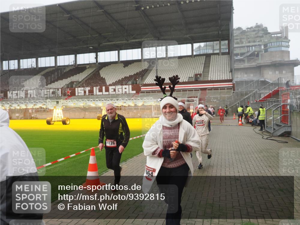 07.12.2025 - St. Pauli X-Mass-Run No. 15 Fabian Wolf http://msf.ph/oto/9392815 07.12.2025 10:13:16 Ziel 1044, 1062, 1126, 1220, 1733, 2711, 2712, 3588, 3589, 4081, 4082, 4083, 4664 meine-sportfotos.de