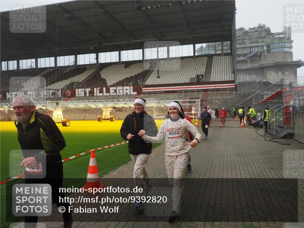 07.12.2025 - St. Pauli X-Mass-Run No. 15 Fabian Wolf http://msf.ph/oto/9392820 07.12.2025 10:13:17 Ziel 1044, 1062, 1126, 1220, 1733, 2711, 2712, 3588, 3589, 4081, 4082, 4083, 4664 meine-sportfotos.de