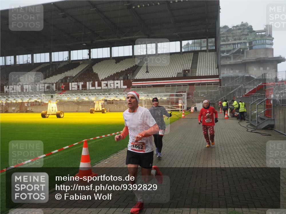 07.12.2025 - St. Pauli X-Mass-Run No. 15 Fabian Wolf http://msf.ph/oto/9392829 07.12.2025 10:13:22 Ziel 1044, 1062, 1126, 1220, 3588, 3589, 4081, 4082, 4083, 4664 meine-sportfotos.de