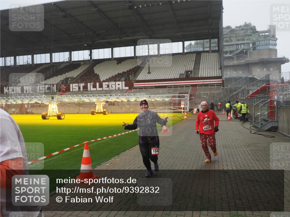 07.12.2025 - St. Pauli X-Mass-Run No. 15 Fabian Wolf http://msf.ph/oto/9392832 07.12.2025 10:13:23 Ziel 1044, 1062, 1126, 1220, 3588, 3589, 4081, 4082, 4083, 4664 meine-sportfotos.de