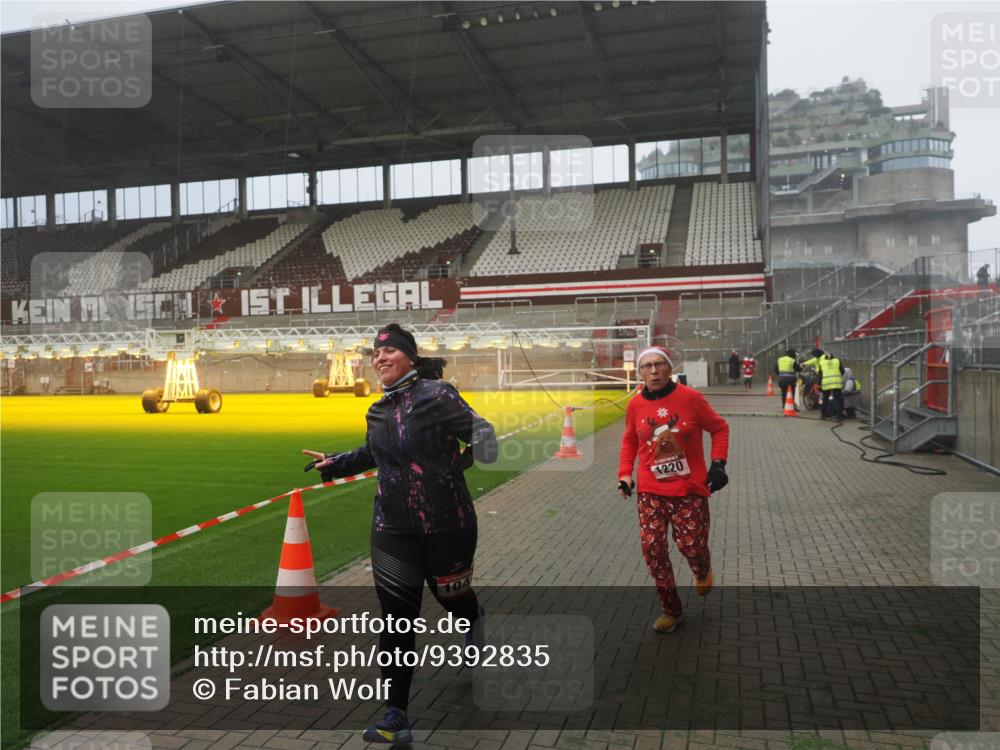 07.12.2025 - St. Pauli X-Mass-Run No. 15 Fabian Wolf http://msf.ph/oto/9392835 07.12.2025 10:13:23 Ziel 1044, 1062, 1126, 1220, 3588, 3589, 4081, 4082, 4083, 4664 meine-sportfotos.de