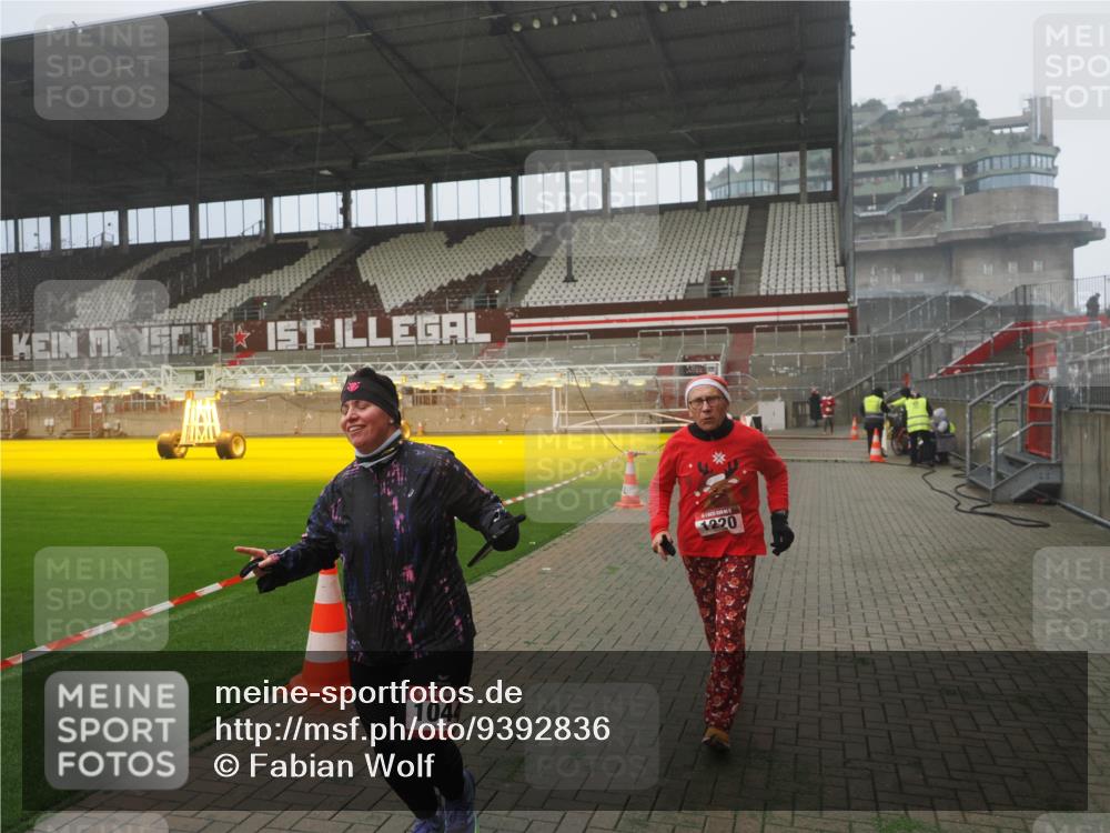 07.12.2025 - St. Pauli X-Mass-Run No. 15 Fabian Wolf http://msf.ph/oto/9392836 07.12.2025 10:13:24 Ziel 1044, 1062, 1126, 1220, 3589, 4081, 4082, 4083, 4664 meine-sportfotos.de