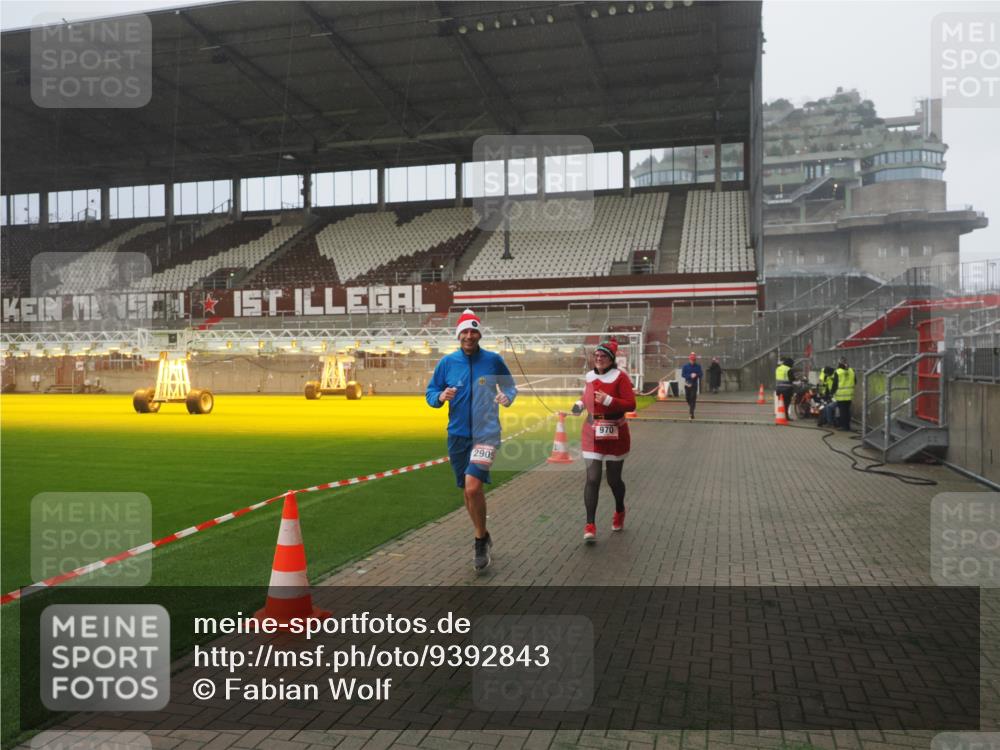 07.12.2025 - St. Pauli X-Mass-Run No. 15 Fabian Wolf http://msf.ph/oto/9392843 07.12.2025 10:13:37 Ziel 88, 970, 1699, 2905 meine-sportfotos.de