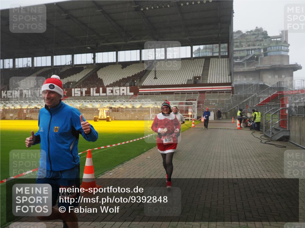 07.12.2025 - St. Pauli X-Mass-Run No. 15 Fabian Wolf http://msf.ph/oto/9392848 07.12.2025 10:13:38 Ziel 88, 970, 1699, 2905 meine-sportfotos.de