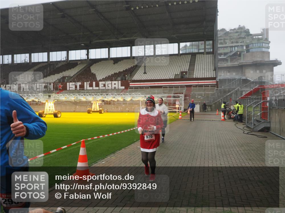 07.12.2025 - St. Pauli X-Mass-Run No. 15 Fabian Wolf http://msf.ph/oto/9392849 07.12.2025 10:13:38 Ziel 88, 970, 1699, 2905 meine-sportfotos.de