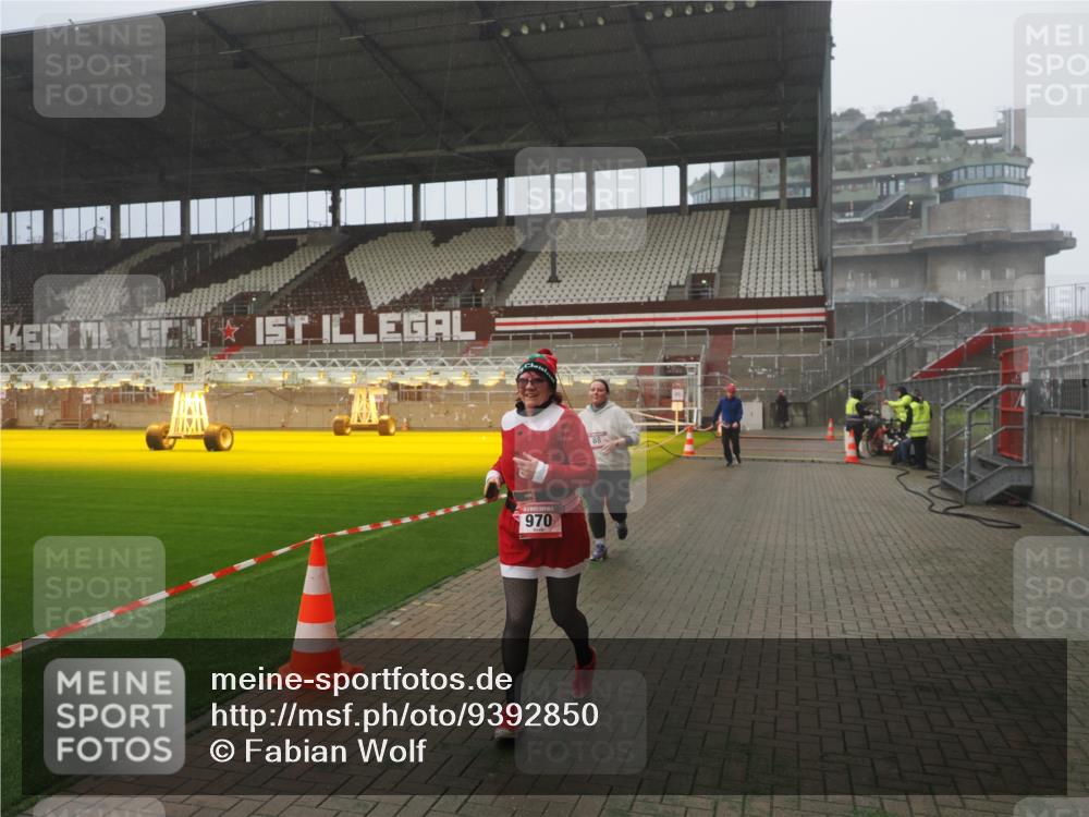 07.12.2025 - St. Pauli X-Mass-Run No. 15 Fabian Wolf http://msf.ph/oto/9392850 07.12.2025 10:13:38 Ziel 88, 970, 1699, 2905 meine-sportfotos.de