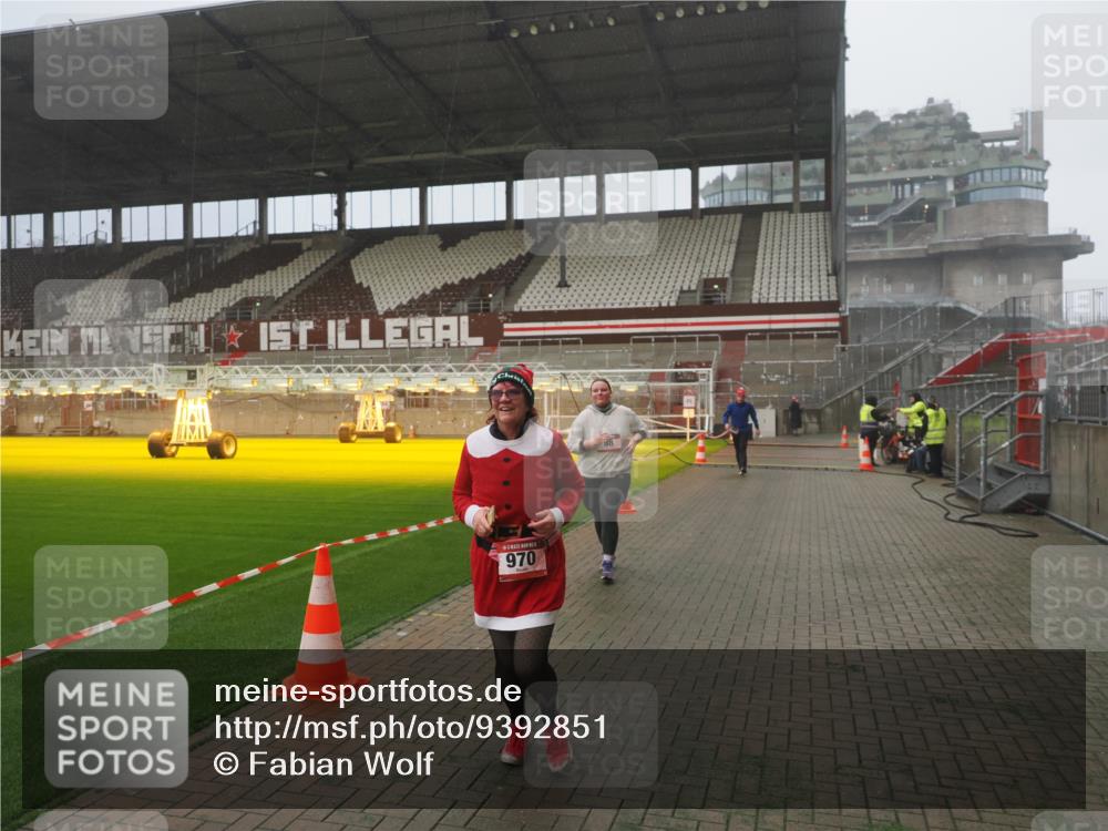 07.12.2025 - St. Pauli X-Mass-Run No. 15 Fabian Wolf http://msf.ph/oto/9392851 07.12.2025 10:13:38 Ziel 88, 970, 1699, 2905 meine-sportfotos.de