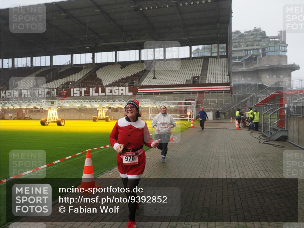 07.12.2025 - St. Pauli X-Mass-Run No. 15 Fabian Wolf http://msf.ph/oto/9392852 07.12.2025 10:13:38 Ziel 88, 970, 1699, 2905 meine-sportfotos.de