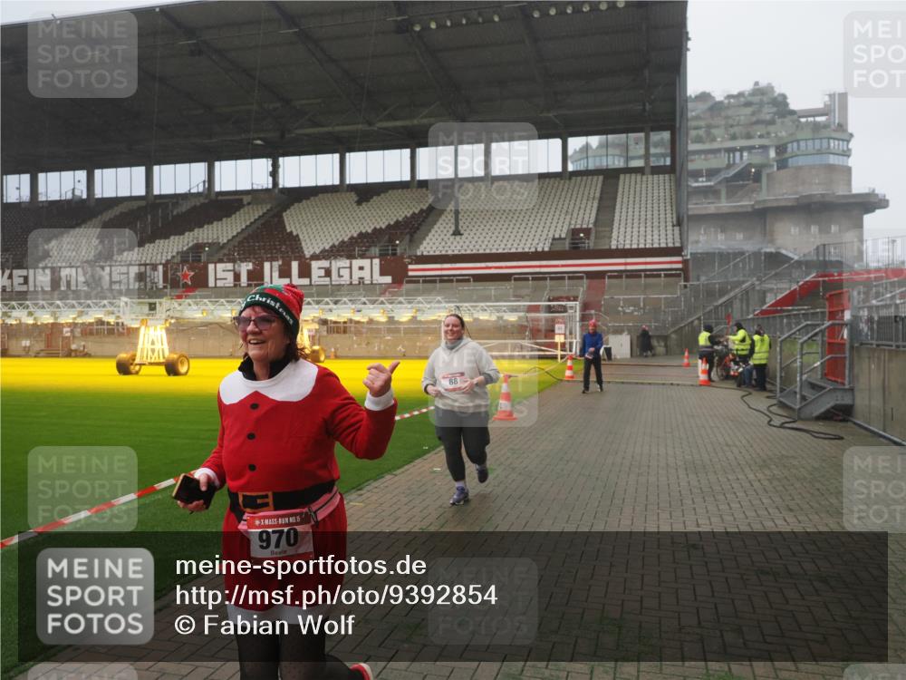 07.12.2025 - St. Pauli X-Mass-Run No. 15 Fabian Wolf http://msf.ph/oto/9392854 07.12.2025 10:13:39 Ziel 88, 970, 1699, 2905 meine-sportfotos.de