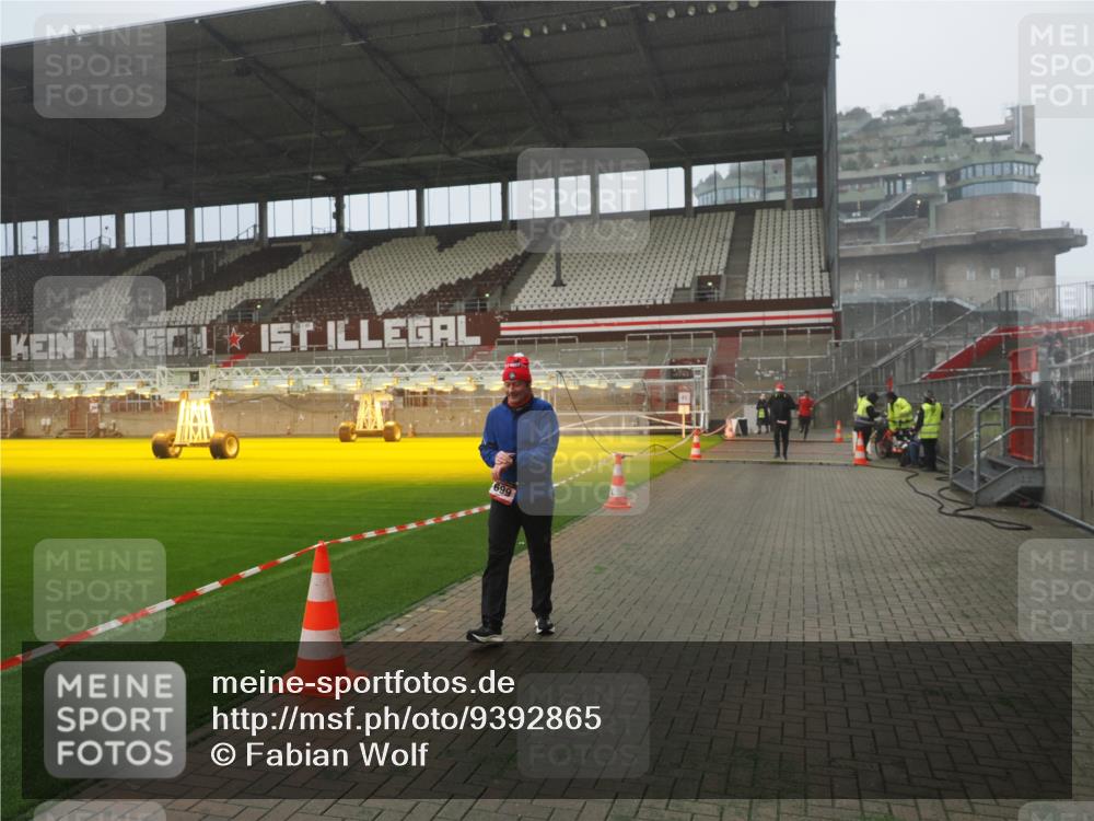 07.12.2025 - St. Pauli X-Mass-Run No. 15 Fabian Wolf http://msf.ph/oto/9392865 07.12.2025 10:13:47 Ziel 88, 970, 1699, 2905, 2951 meine-sportfotos.de