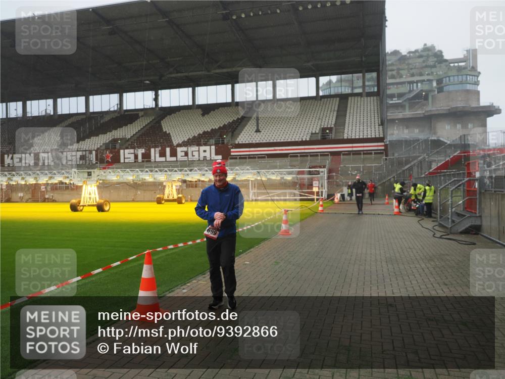 07.12.2025 - St. Pauli X-Mass-Run No. 15 Fabian Wolf http://msf.ph/oto/9392866 07.12.2025 10:13:47 Ziel 88, 970, 1699, 2905, 2951 meine-sportfotos.de