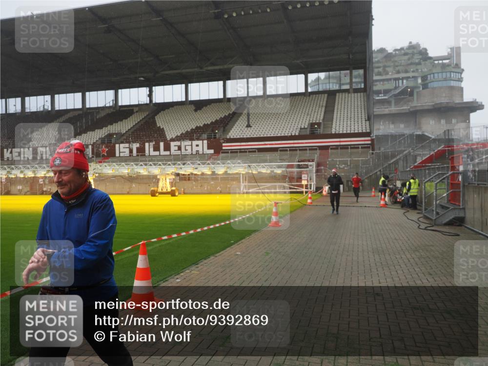07.12.2025 - St. Pauli X-Mass-Run No. 15 Fabian Wolf http://msf.ph/oto/9392869 07.12.2025 10:13:49 Ziel 88, 1699, 2905, 2951, 4371 meine-sportfotos.de