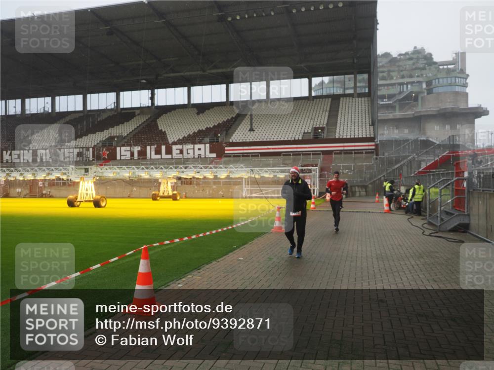 07.12.2025 - St. Pauli X-Mass-Run No. 15 Fabian Wolf http://msf.ph/oto/9392871 07.12.2025 10:13:53 Ziel 1699, 2951, 4371 meine-sportfotos.de