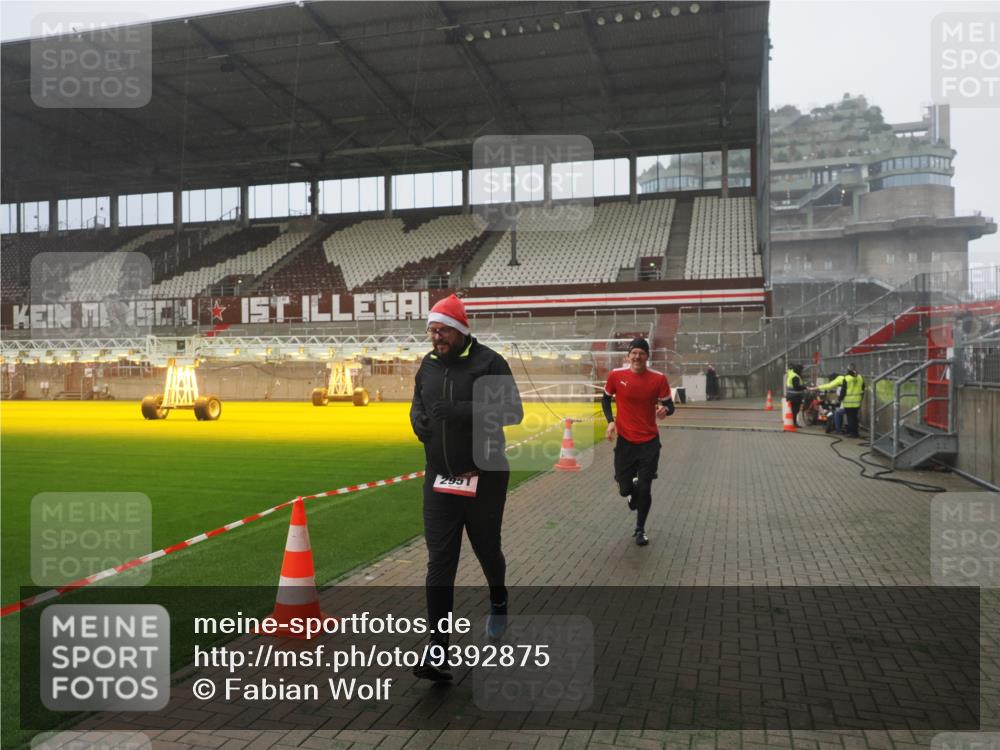 07.12.2025 - St. Pauli X-Mass-Run No. 15 Fabian Wolf http://msf.ph/oto/9392875 07.12.2025 10:13:54 Ziel 1699, 2951, 4371 meine-sportfotos.de