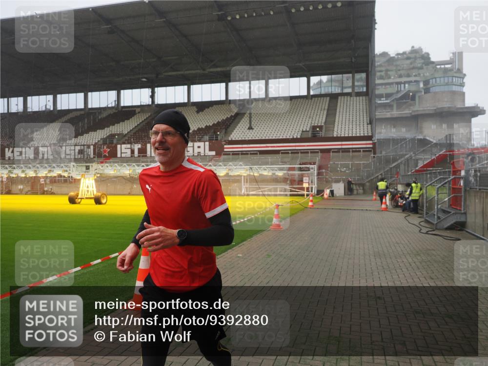 07.12.2025 - St. Pauli X-Mass-Run No. 15 Fabian Wolf http://msf.ph/oto/9392880 07.12.2025 10:13:56 Ziel 1699, 2951, 4371 meine-sportfotos.de