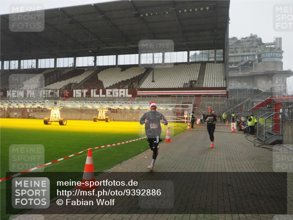 07.12.2025 - St. Pauli X-Mass-Run No. 15 Fabian Wolf http://msf.ph/oto/9392886 07.12.2025 10:14:06 Ziel 3243, 4371, 4502, 4526 meine-sportfotos.de