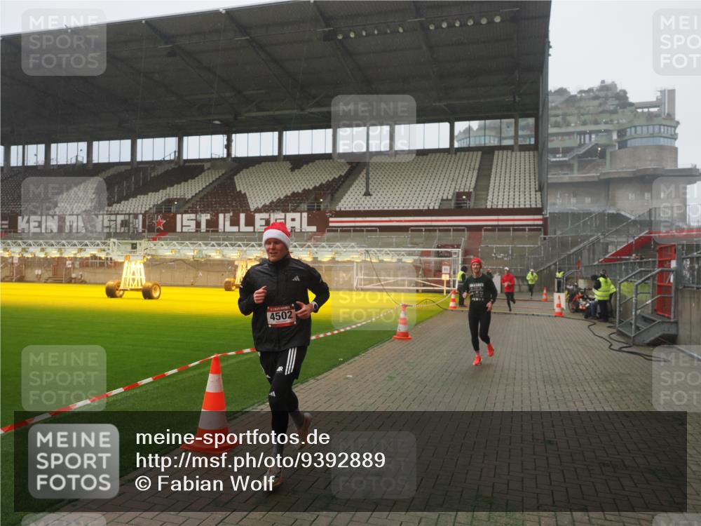 07.12.2025 - St. Pauli X-Mass-Run No. 15 Fabian Wolf http://msf.ph/oto/9392889 07.12.2025 10:14:06 Ziel 3243, 4371, 4502, 4526 meine-sportfotos.de