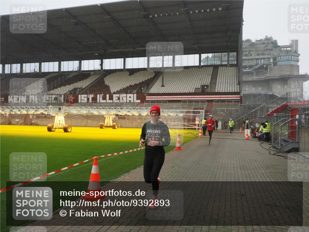 07.12.2025 - St. Pauli X-Mass-Run No. 15 Fabian Wolf http://msf.ph/oto/9392893 07.12.2025 10:14:08 Ziel 3243, 4371, 4502, 4526 meine-sportfotos.de