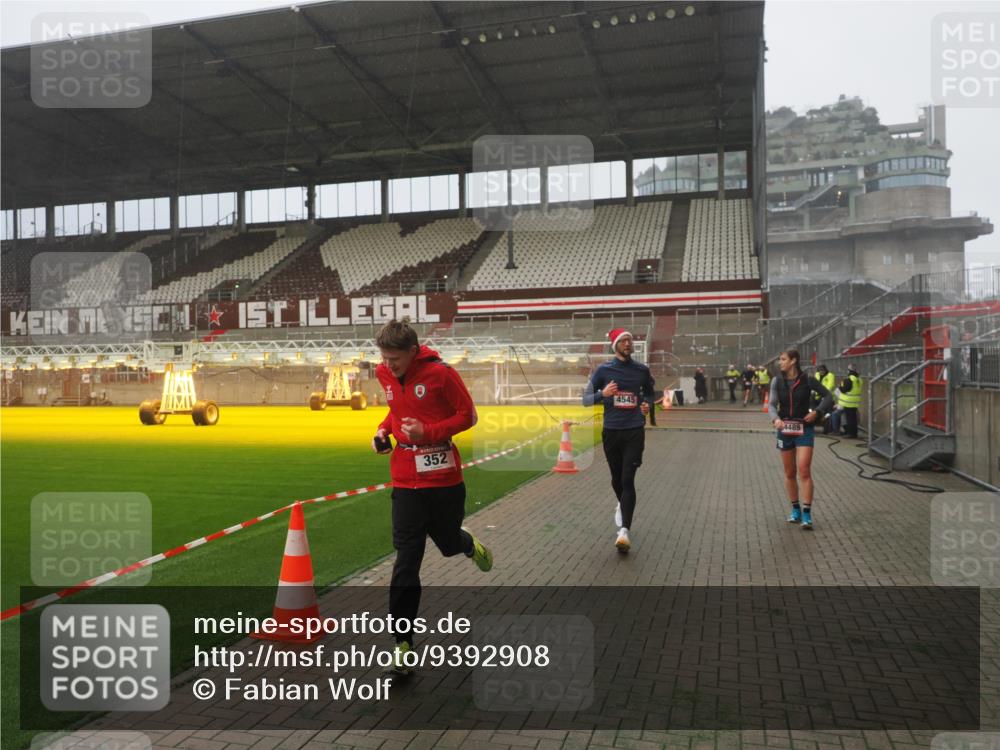07.12.2025 - St. Pauli X-Mass-Run No. 15 Fabian Wolf http://msf.ph/oto/9392908 07.12.2025 10:14:19 Ziel 174, 352, 3243, 4489, 4502, 4526, 4545 meine-sportfotos.de