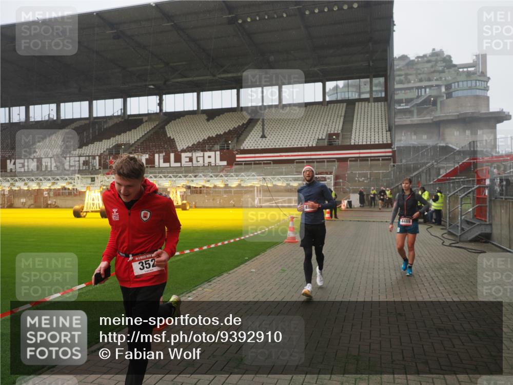 07.12.2025 - St. Pauli X-Mass-Run No. 15 Fabian Wolf http://msf.ph/oto/9392910 07.12.2025 10:14:20 Ziel 174, 352, 3243, 4489, 4502, 4526, 4545 meine-sportfotos.de