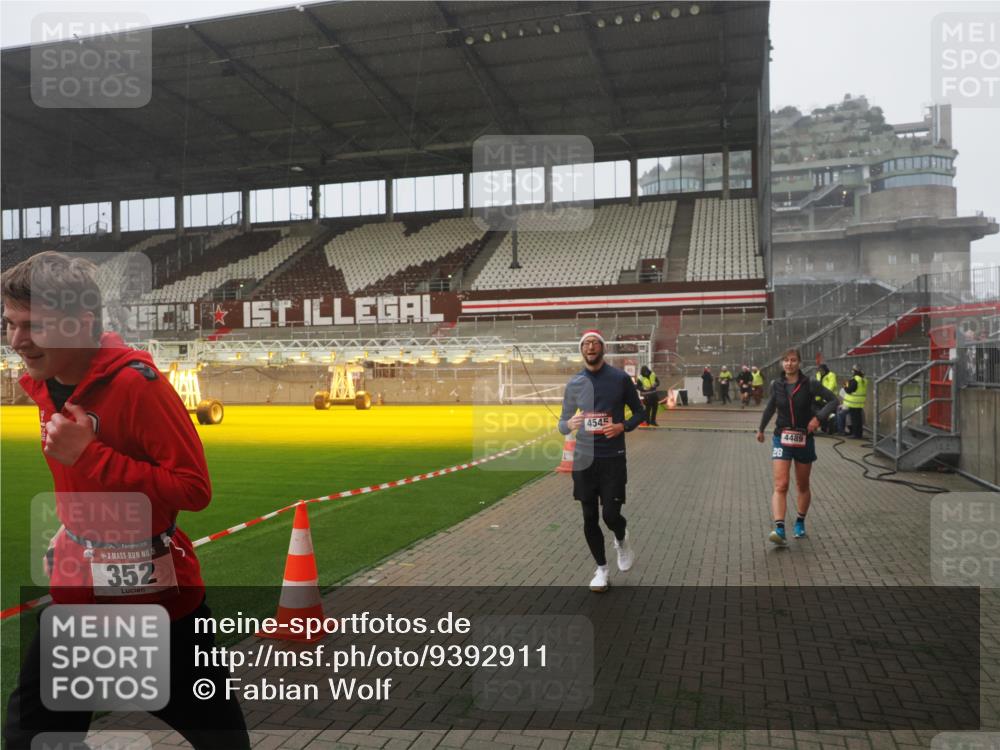 07.12.2025 - St. Pauli X-Mass-Run No. 15 Fabian Wolf http://msf.ph/oto/9392911 07.12.2025 10:14:20 Ziel 174, 352, 3243, 4489, 4502, 4526, 4545 meine-sportfotos.de
