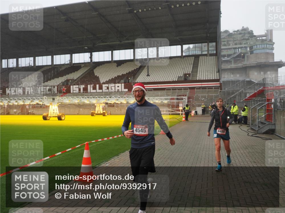 07.12.2025 - St. Pauli X-Mass-Run No. 15 Fabian Wolf http://msf.ph/oto/9392917 07.12.2025 10:14:21 Ziel 174, 352, 3243, 4489, 4502, 4526, 4545 meine-sportfotos.de