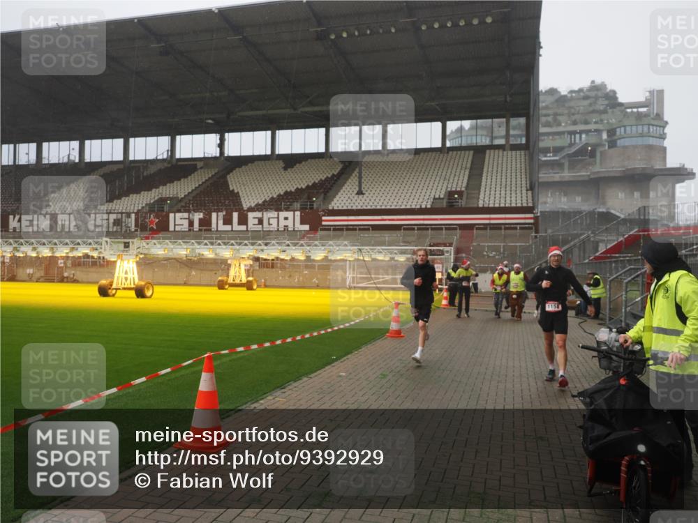 07.12.2025 - St. Pauli X-Mass-Run No. 15 Fabian Wolf http://msf.ph/oto/9392929 07.12.2025 10:14:31 Ziel 352, 1158, 2564, 2617, 2618, 2864, 4489, 4508, 4545 meine-sportfotos.de