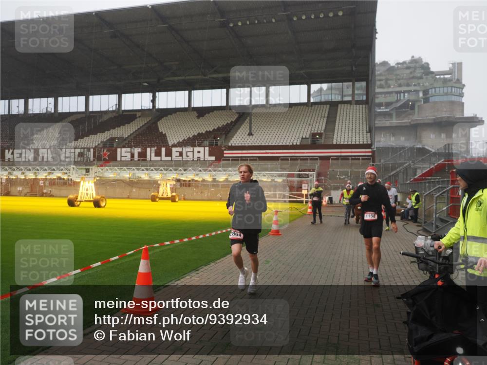 07.12.2025 - St. Pauli X-Mass-Run No. 15 Fabian Wolf http://msf.ph/oto/9392934 07.12.2025 10:14:32 Ziel 352, 1158, 2564, 2617, 2618, 2864, 4489, 4508, 4545 meine-sportfotos.de