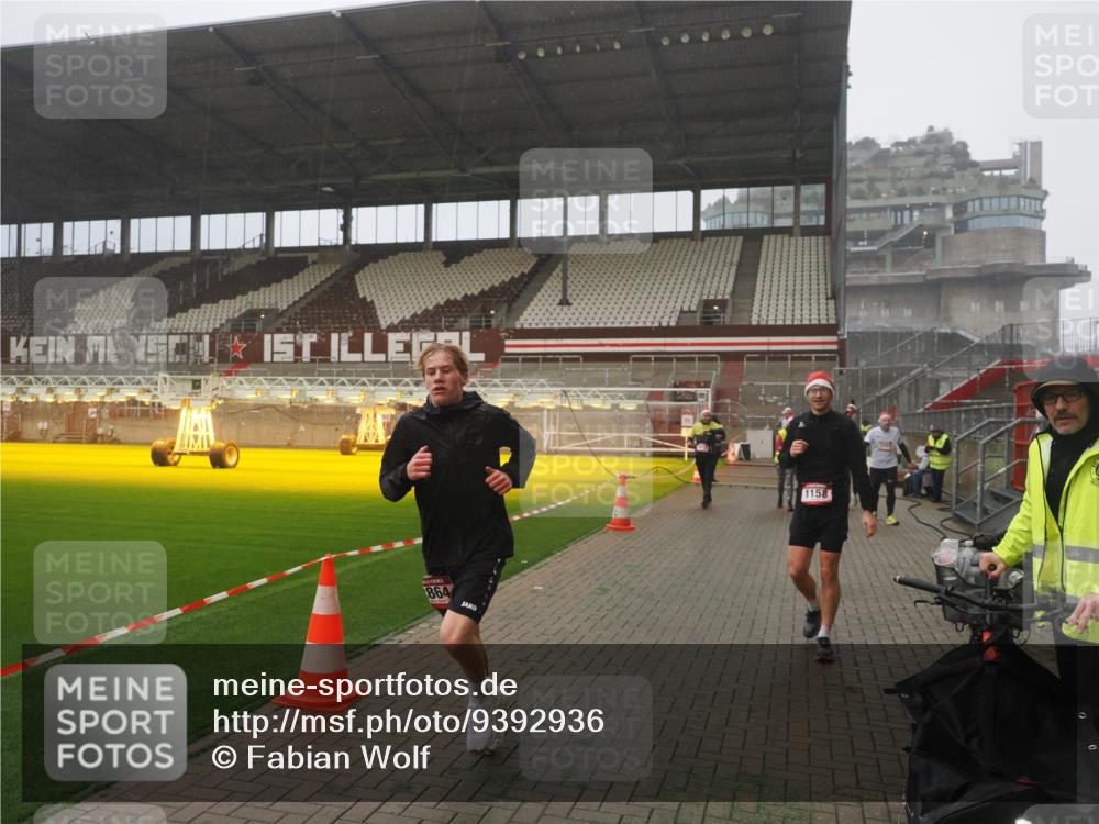 07.12.2025 - St. Pauli X-Mass-Run No. 15 Fabian Wolf http://msf.ph/oto/9392936 07.12.2025 10:14:33 Ziel 352, 1158, 2564, 2617, 2618, 2864, 3565, 4508, 4545 meine-sportfotos.de