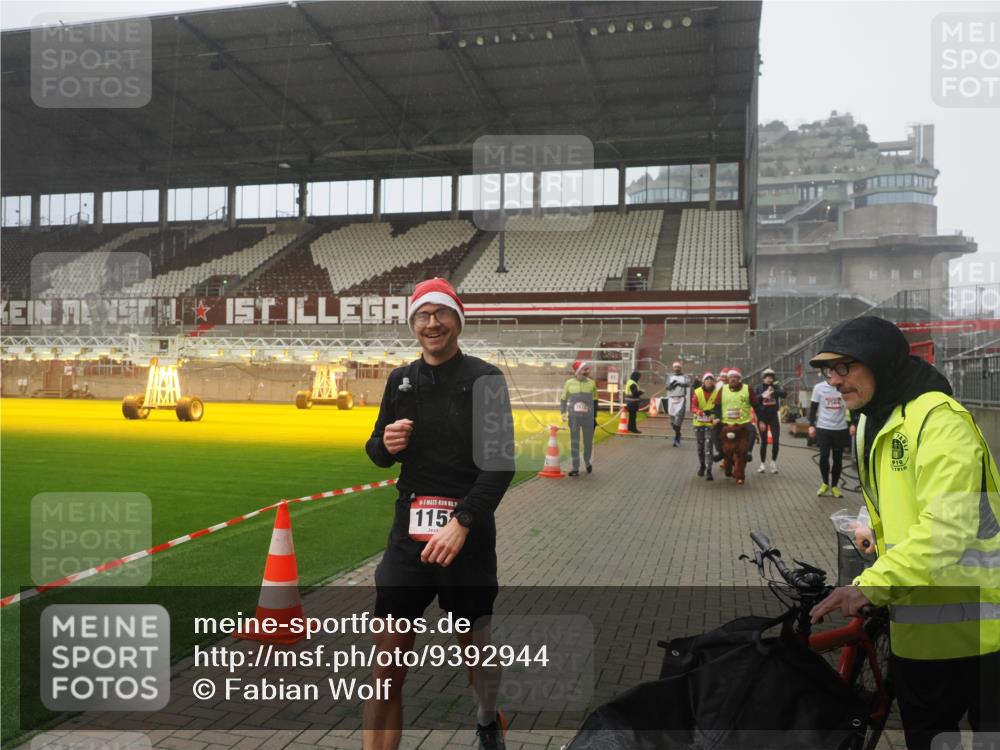 07.12.2025 - St. Pauli X-Mass-Run No. 15 Fabian Wolf http://msf.ph/oto/9392944 07.12.2025 10:14:35 Ziel 1158, 2564, 2617, 2618, 2864, 3565, 4508 meine-sportfotos.de