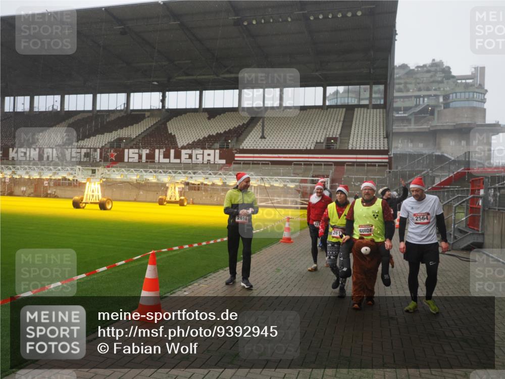 07.12.2025 - St. Pauli X-Mass-Run No. 15 Fabian Wolf http://msf.ph/oto/9392945 07.12.2025 10:14:40 Ziel 1158, 2564, 2617, 2618, 2864, 3481, 3565, 4508 meine-sportfotos.de