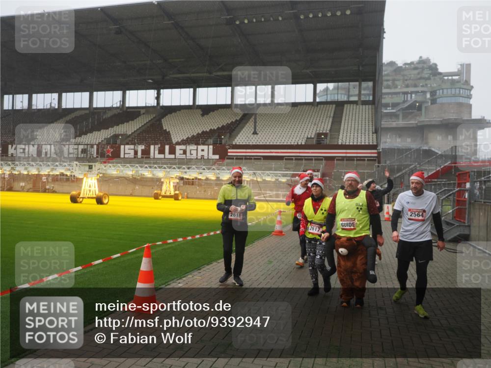 07.12.2025 - St. Pauli X-Mass-Run No. 15 Fabian Wolf http://msf.ph/oto/9392947 07.12.2025 10:14:41 Ziel 1158, 2564, 2617, 2618, 2864, 3481, 3565, 4508 meine-sportfotos.de