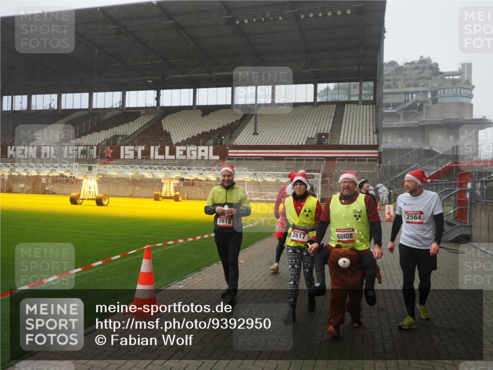 07.12.2025 - St. Pauli X-Mass-Run No. 15 Fabian Wolf http://msf.ph/oto/9392950 07.12.2025 10:14:41 Ziel 1158, 2564, 2617, 2618, 2864, 3481, 3565, 4508 meine-sportfotos.de