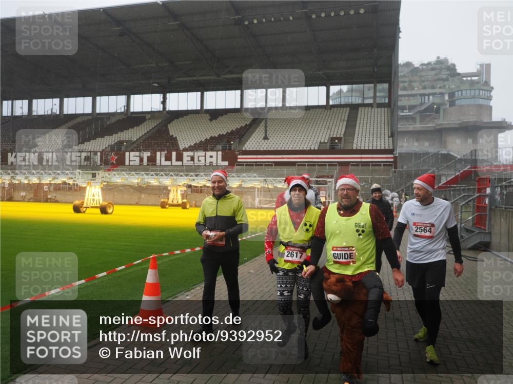 07.12.2025 - St. Pauli X-Mass-Run No. 15 Fabian Wolf http://msf.ph/oto/9392952 07.12.2025 10:14:42 Ziel 1158, 2564, 2617, 2618, 2864, 3481, 3565, 4508 meine-sportfotos.de