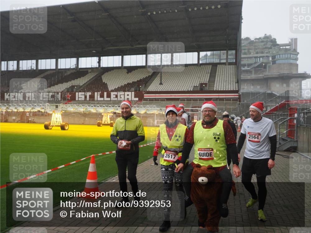 07.12.2025 - St. Pauli X-Mass-Run No. 15 Fabian Wolf http://msf.ph/oto/9392953 07.12.2025 10:14:42 Ziel 1158, 2564, 2617, 2618, 2864, 3481, 3565, 4508 meine-sportfotos.de