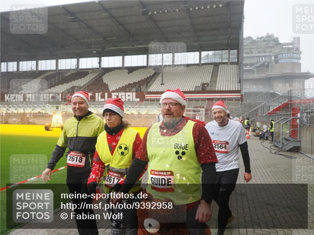 07.12.2025 - St. Pauli X-Mass-Run No. 15 Fabian Wolf http://msf.ph/oto/9392958 07.12.2025 10:14:43 Ziel 2564, 2617, 2618, 2864, 3481, 3565, 4508 meine-sportfotos.de