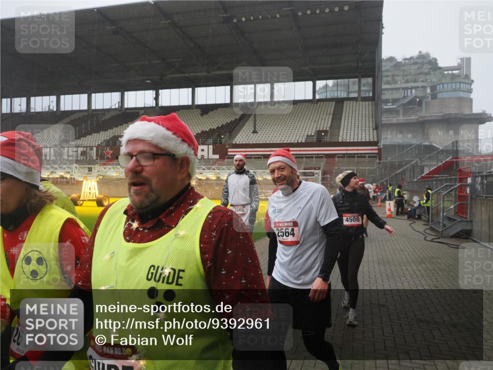 07.12.2025 - St. Pauli X-Mass-Run No. 15 Fabian Wolf http://msf.ph/oto/9392961 07.12.2025 10:14:44 Ziel 2564, 2617, 2618, 2864, 3481, 3565, 4508 meine-sportfotos.de