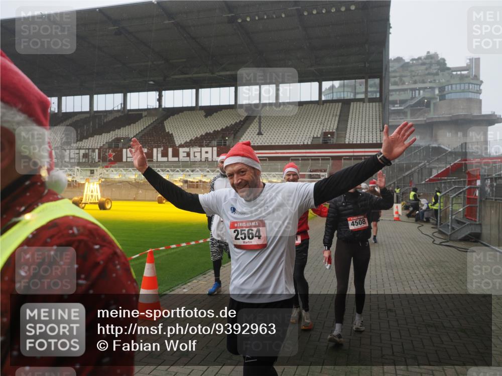07.12.2025 - St. Pauli X-Mass-Run No. 15 Fabian Wolf http://msf.ph/oto/9392963 07.12.2025 10:14:44 Ziel 2564, 2617, 2618, 2864, 3481, 3565, 4508 meine-sportfotos.de