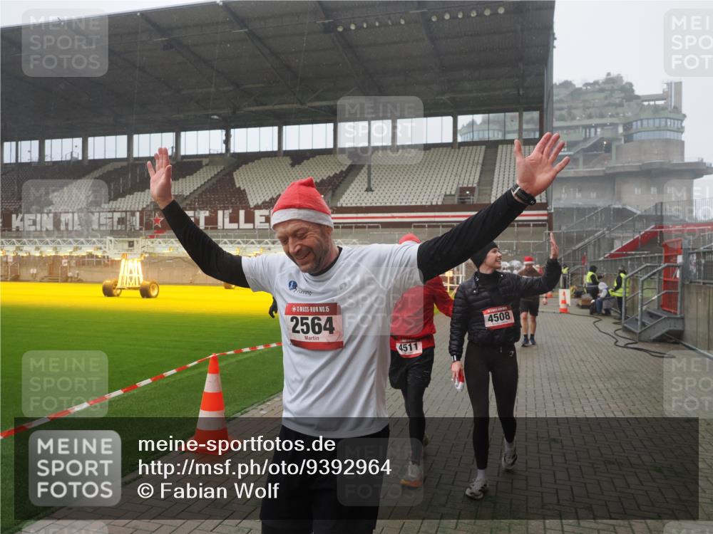 07.12.2025 - St. Pauli X-Mass-Run No. 15 Fabian Wolf http://msf.ph/oto/9392964 07.12.2025 10:14:44 Ziel 2564, 2617, 2618, 2864, 3481, 3565, 4508 meine-sportfotos.de