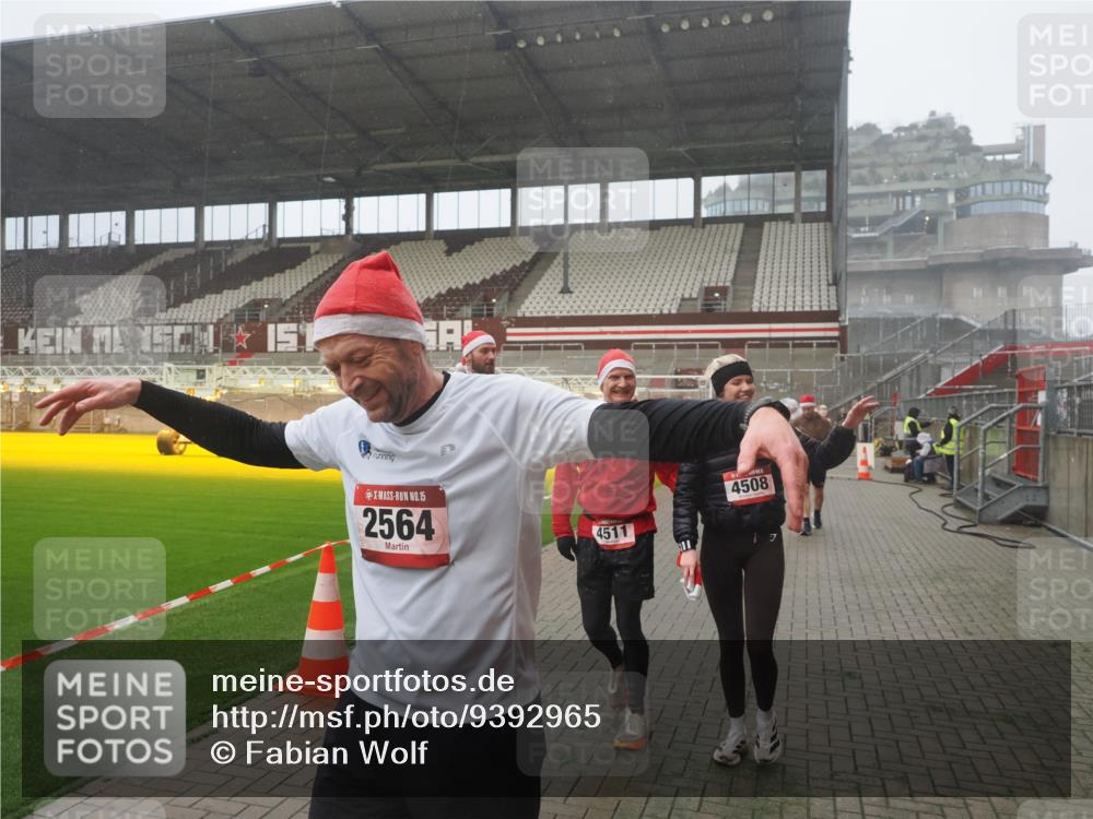 07.12.2025 - St. Pauli X-Mass-Run No. 15 Fabian Wolf http://msf.ph/oto/9392965 07.12.2025 10:14:44 Ziel 2564, 2617, 2618, 2864, 3481, 3565, 4508 meine-sportfotos.de