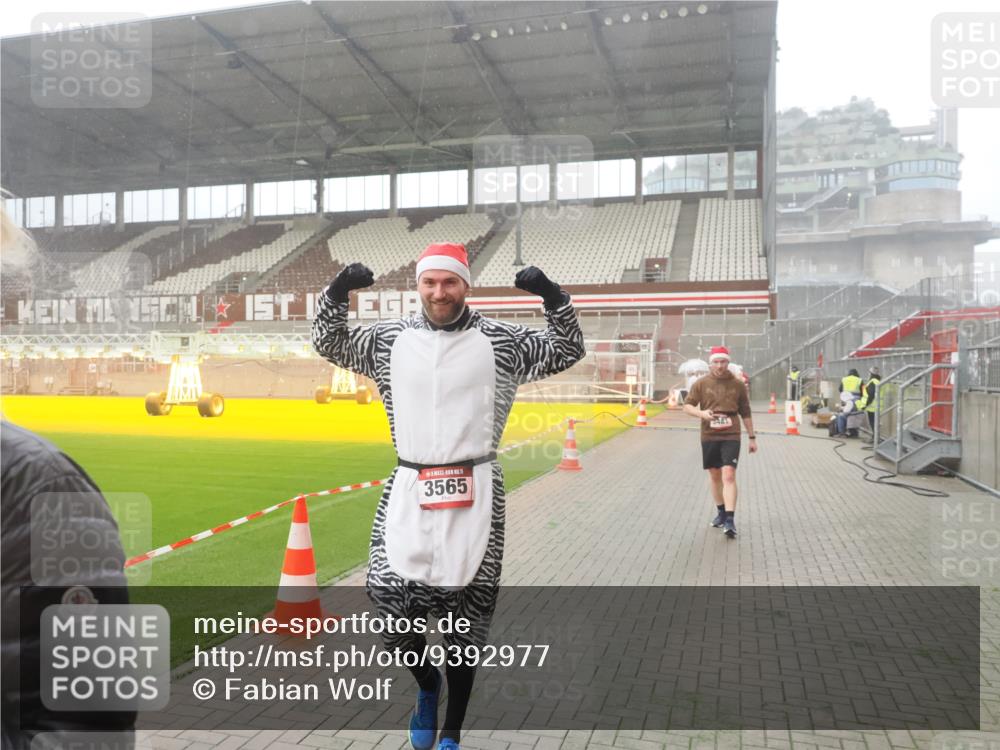 07.12.2025 - St. Pauli X-Mass-Run No. 15 Fabian Wolf http://msf.ph/oto/9392977 07.12.2025 10:14:47 Ziel 1867, 1873, 2864, 3481, 3565, 4508 meine-sportfotos.de