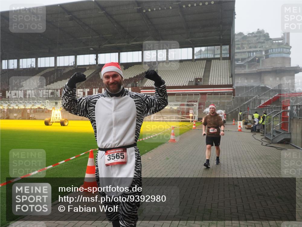 07.12.2025 - St. Pauli X-Mass-Run No. 15 Fabian Wolf http://msf.ph/oto/9392980 07.12.2025 10:14:47 Ziel 1867, 1873, 2864, 3481, 3565, 4508 meine-sportfotos.de