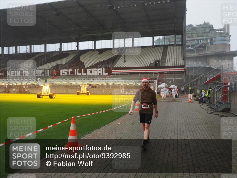 07.12.2025 - St. Pauli X-Mass-Run No. 15 Fabian Wolf http://msf.ph/oto/9392985 07.12.2025 10:14:49 Ziel 1363, 1867, 1869, 1873, 3481, 3565, 4508 meine-sportfotos.de