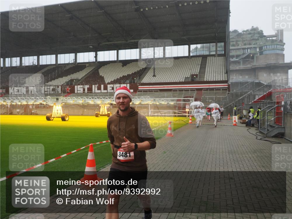 07.12.2025 - St. Pauli X-Mass-Run No. 15 Fabian Wolf http://msf.ph/oto/9392992 07.12.2025 10:14:51 Ziel 1363, 1867, 1869, 1873, 3481, 3565, 4001, 4004 meine-sportfotos.de