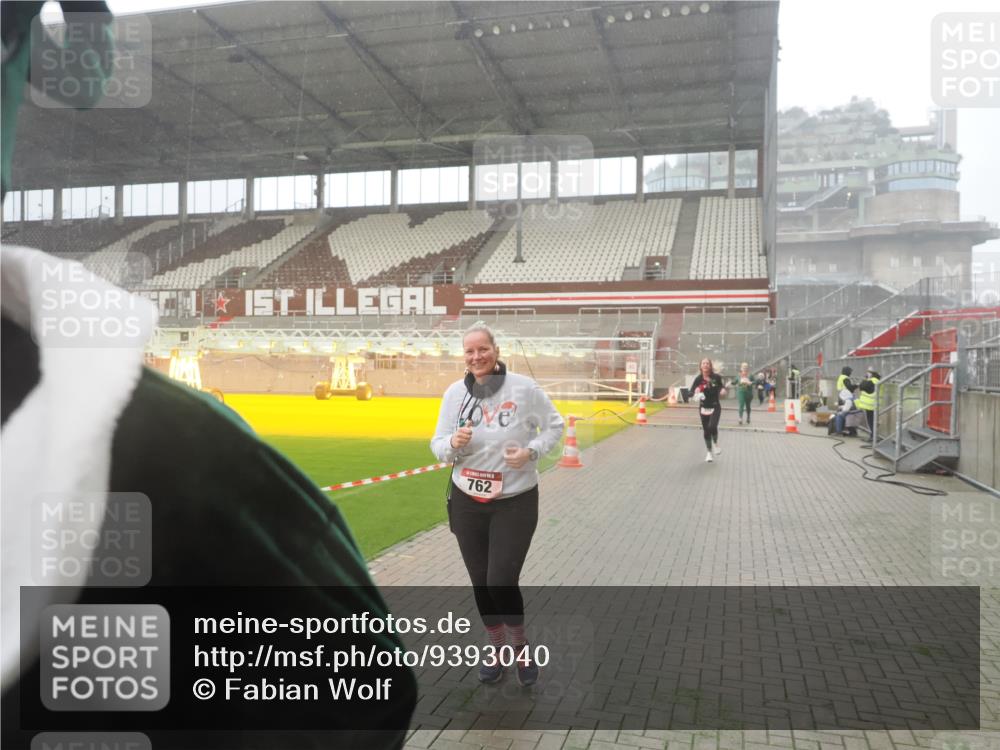 07.12.2025 - St. Pauli X-Mass-Run No. 15 Fabian Wolf http://msf.ph/oto/9393040 07.12.2025 10:15:05 Ziel 308, 762, 1363, 1867, 1869, 1873, 2666, 2667, 2668, 2883, 2891, 3741, 4001, 4004 meine-sportfotos.de