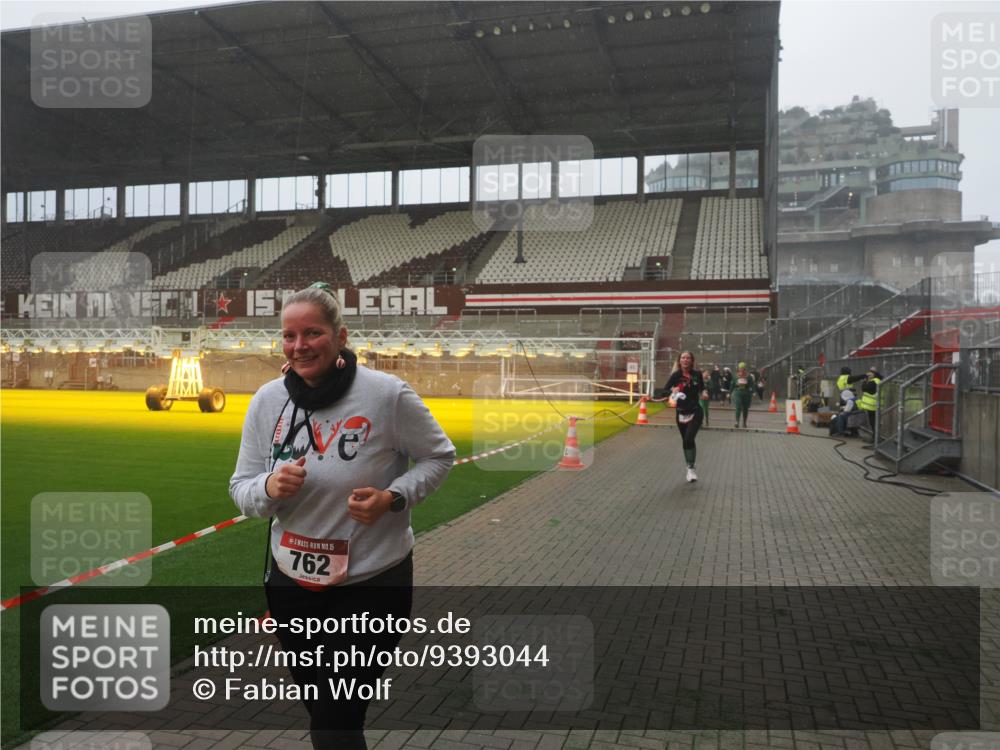 07.12.2025 - St. Pauli X-Mass-Run No. 15 Fabian Wolf http://msf.ph/oto/9393044 07.12.2025 10:15:06 Ziel 308, 762, 1363, 1867, 1869, 1873, 2666, 2667, 2668, 2883, 2891, 3741, 4001, 4004 meine-sportfotos.de