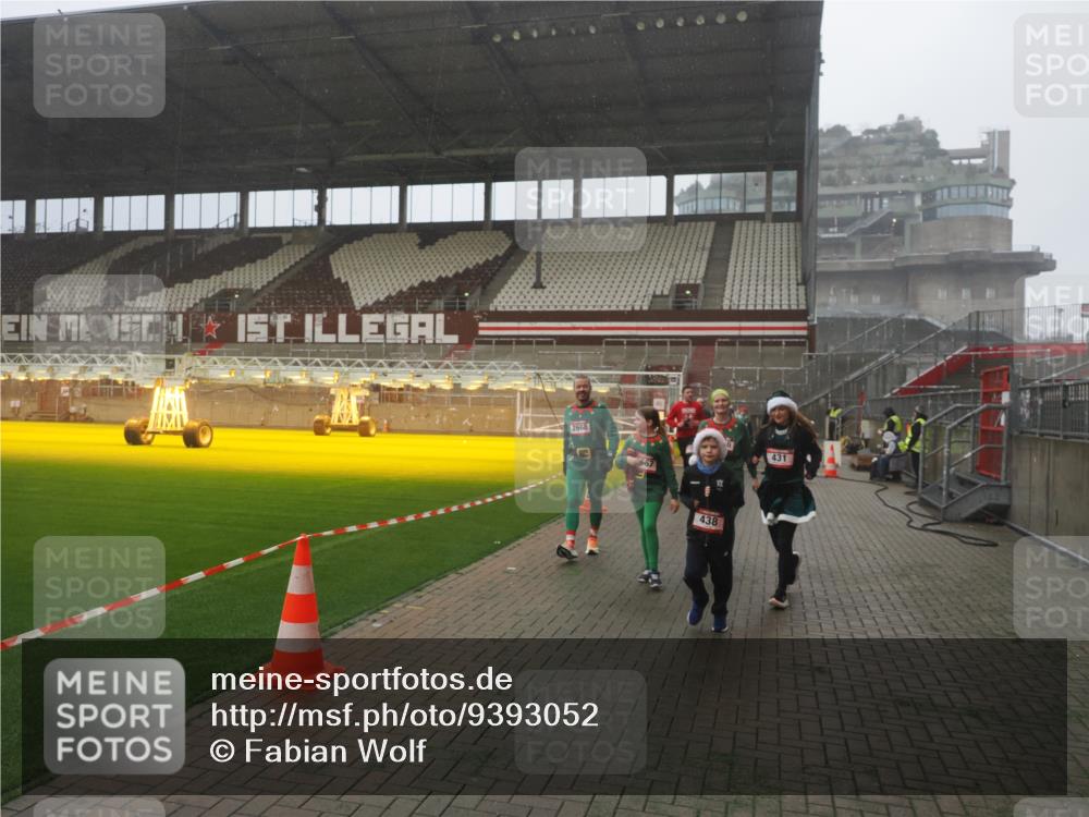 07.12.2025 - St. Pauli X-Mass-Run No. 15 Fabian Wolf http://msf.ph/oto/9393052 07.12.2025 10:15:17 Ziel 308, 431, 436, 438, 1180, 1183, 1885, 2666, 2667, 2668, 3103, 3741, 4494, 4536 meine-sportfotos.de