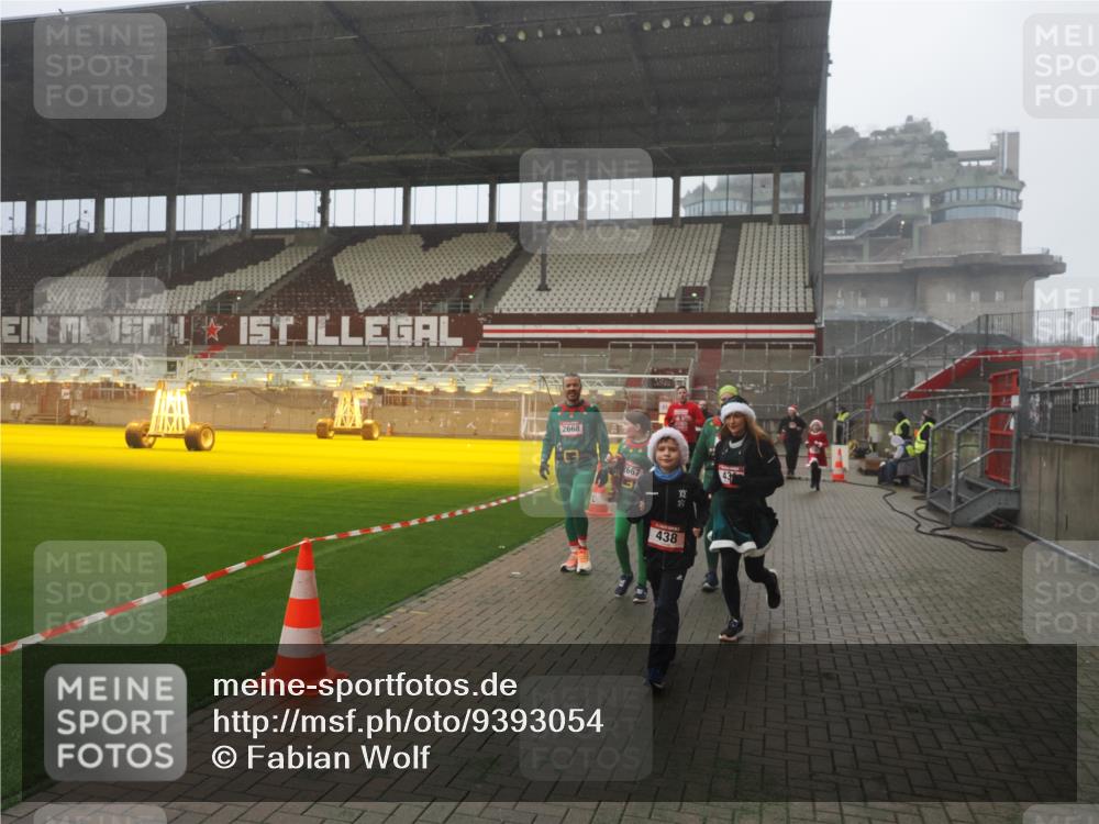07.12.2025 - St. Pauli X-Mass-Run No. 15 Fabian Wolf http://msf.ph/oto/9393054 07.12.2025 10:15:17 Ziel 308, 431, 436, 438, 1180, 1183, 1885, 2666, 2667, 2668, 3103, 3741, 4494, 4536 meine-sportfotos.de