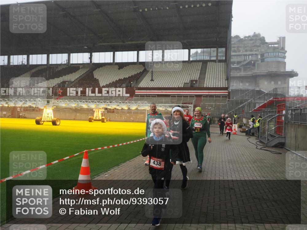 07.12.2025 - St. Pauli X-Mass-Run No. 15 Fabian Wolf http://msf.ph/oto/9393057 07.12.2025 10:15:18 Ziel 308, 431, 436, 438, 1180, 1183, 1885, 2666, 2667, 2668, 3103, 3741, 4494, 4536 meine-sportfotos.de