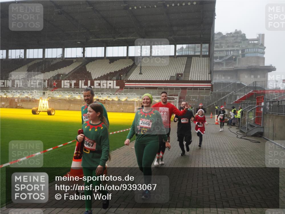 07.12.2025 - St. Pauli X-Mass-Run No. 15 Fabian Wolf http://msf.ph/oto/9393067 07.12.2025 10:15:20 Ziel 308, 431, 436, 438, 1180, 1183, 1885, 2666, 2667, 2668, 3103, 4494, 4536 meine-sportfotos.de